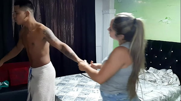 Download Video - Espero a que mi hermanastro salga de la ducha&comma; quiero chupar su polla