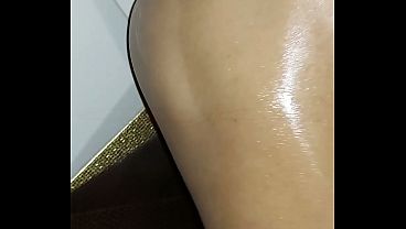 Influencer mexicana desnuda y llena de aceite