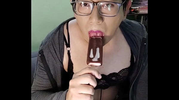 Travesti disfrutando de su paletita, samantatrans34.