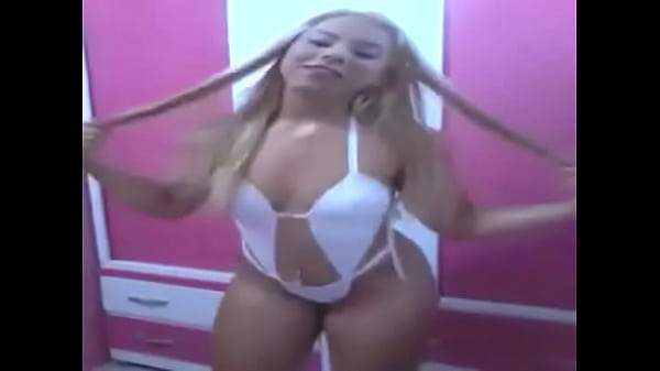 Loira do rab&atilde;o descendo at&eacute; o ch&atilde;o