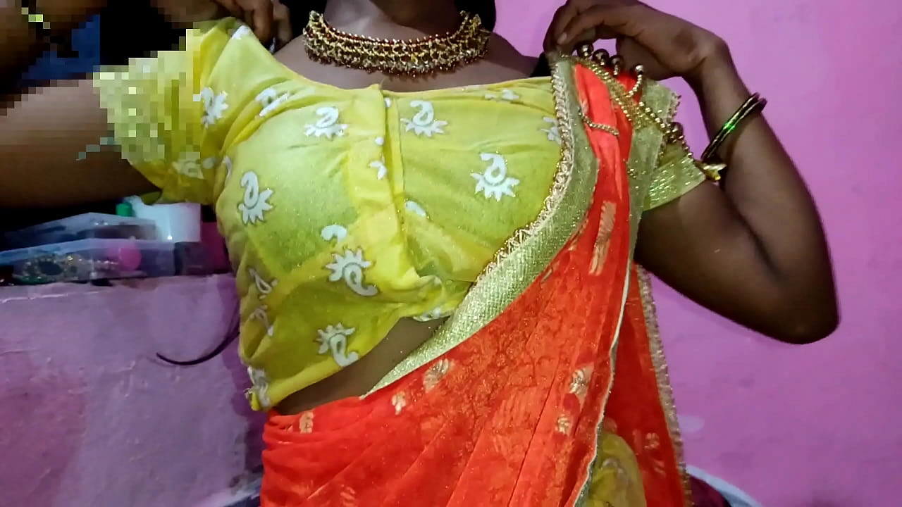 Sexy Indian Desi curvy Bhabhi.