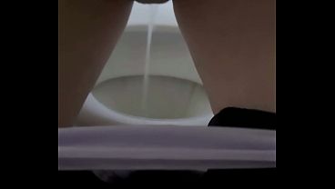 公衆トイレでの排尿シーン集 - タイトジーンズとパンティライナーのクローズアップ