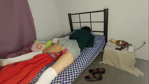 Download Video - Llega de la escuela y se recuesta&comma; se le ve la tanga rosita&comma; hermoso culo