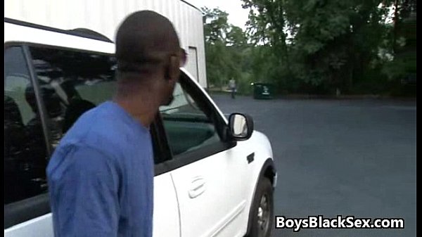 黒人の筋肉質の男は彼のタイトなお尻で白の仲間を激しくファック21