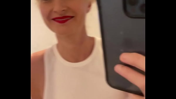 Vidéo De Selfie Dans Le Miroir D'une Milf