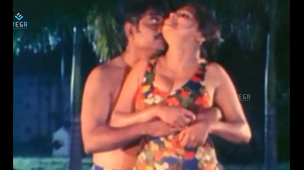 Download Video - Unmarried Hot Couple Enjoying At Swim Pool