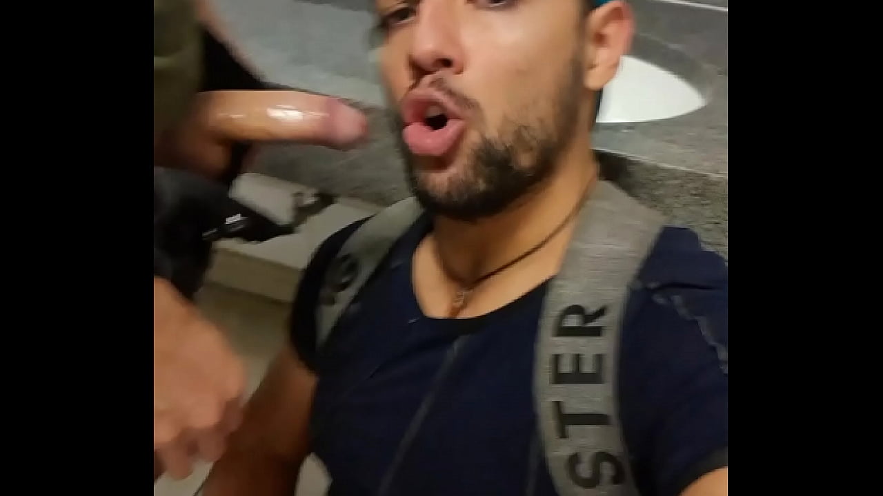 Chupando la boca de las pollas de estos machos en el baño del metro
                    public gay gay blowjob public toilet muchos negros