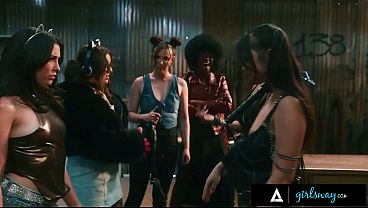 GIRLSWAY - 10 GIRL LESBIAN GANGBANG! ROUGH FISTING, STRAP-ON SEX, AND SQUIRTING! - SPANISH SUBTITLES