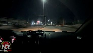 Essa Novinha n&atilde;o perdeu tempo caiu de boca no pau desse neg&atilde;o enquanto andava de carro pela cidade