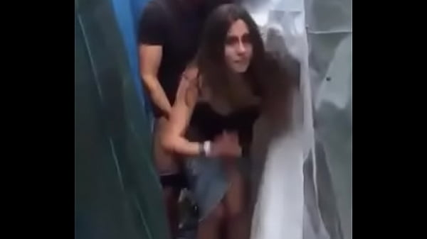 Download Video - ech&aacute;ndose un palo en el centro de acopio