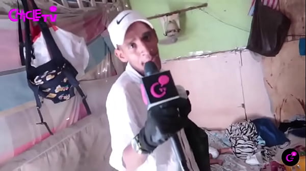 Nos enseña su humilde espacio donde le tocó migrar