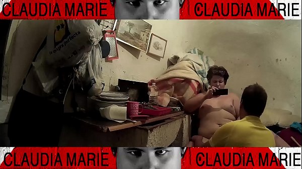 Download Video - Meti&eacute;ndole el palo de un plumero a la gorda por el coño&period; Le encantan las cosas duras&comma; el sexo extremo&period; Esta curvy disfruta con el dolor&period; La gorda no tiene l&iacute;mites&period;