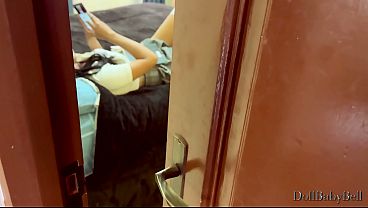 Mi hermanastra me deja tocarla con los dedos hasta que se moja