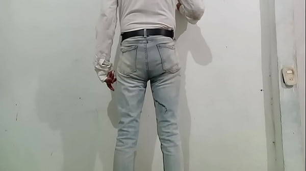 Delicioso pajazo después de orinarme en los pantalones con mi pañal de tela