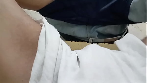 Delicioso pajazo despu&eacute;s de orinarme en los pantalones con mi pa&ntilde;al de tela