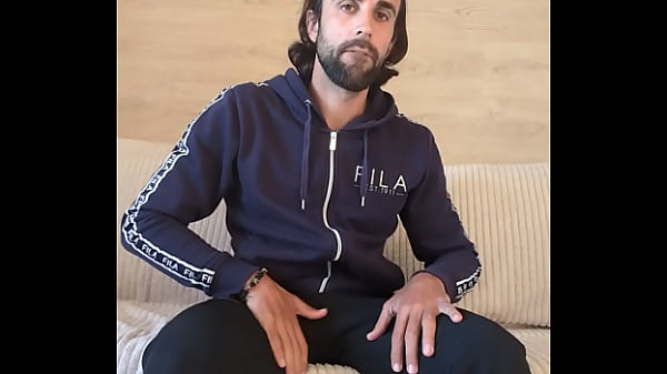 Me Pajeo, muestro mi Culo y me corro sobre la Mano