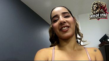 コロンビアの雨の午後、スレンダーなラテン系女性が巨大なペニスをしゃぶる