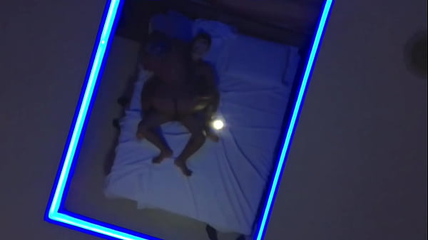 Marido levando sua esposa dirigindo e ela dando para Poderoso no banco de tr&aacute;s, depois gemendo no dotado no motel e ficando toda arrombadinha