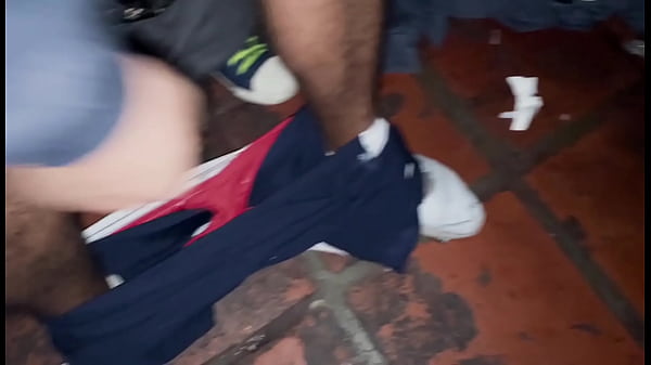 Download Video - Roludos fodendo twink no escuro da cabine pornogr&aacute;fica - COMPLETO COM LEITADA NO RED