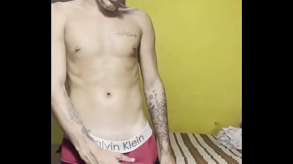 Download Video - novinho dotado de piroca dura no short tactel falando putaria e gozando muito &period;COMPLETO NO RED