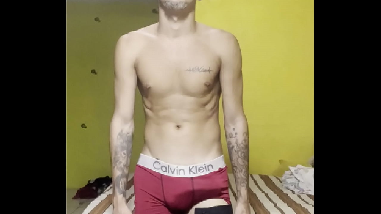 nueva a estrenar dotada de rabo duro en shorts tactel hablando de putas y gozando mucho .COMPLETO NO ROJO
                   latina gay twink muchos negros