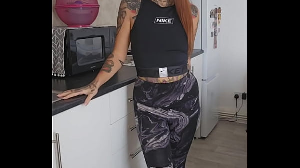 PEE DESPERATION IN MY LEGGINGS