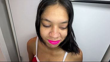 Garota casada penetrada em todos os buracos durante um banho bem quente