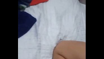 Casada aguentando dois no cu, amador real caseiro sem camisinha