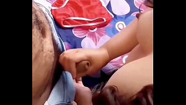 これが私の彼女が放課後に「グループ宿題」をする様子です！彼女のスマホでこの動画を見つけました、この小悪魔め！彼女は見た目とは違うと言っていますが&hellip;。