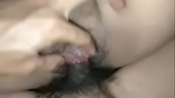Cum into her clit, spreading her pussy. A pretty girl rubs her clit with his cock before stuffing his cock into her clit until a lot of cum comes out. It's extremely thrilling when he gets to fuck her pussy. A very intense pussy fucking movie.