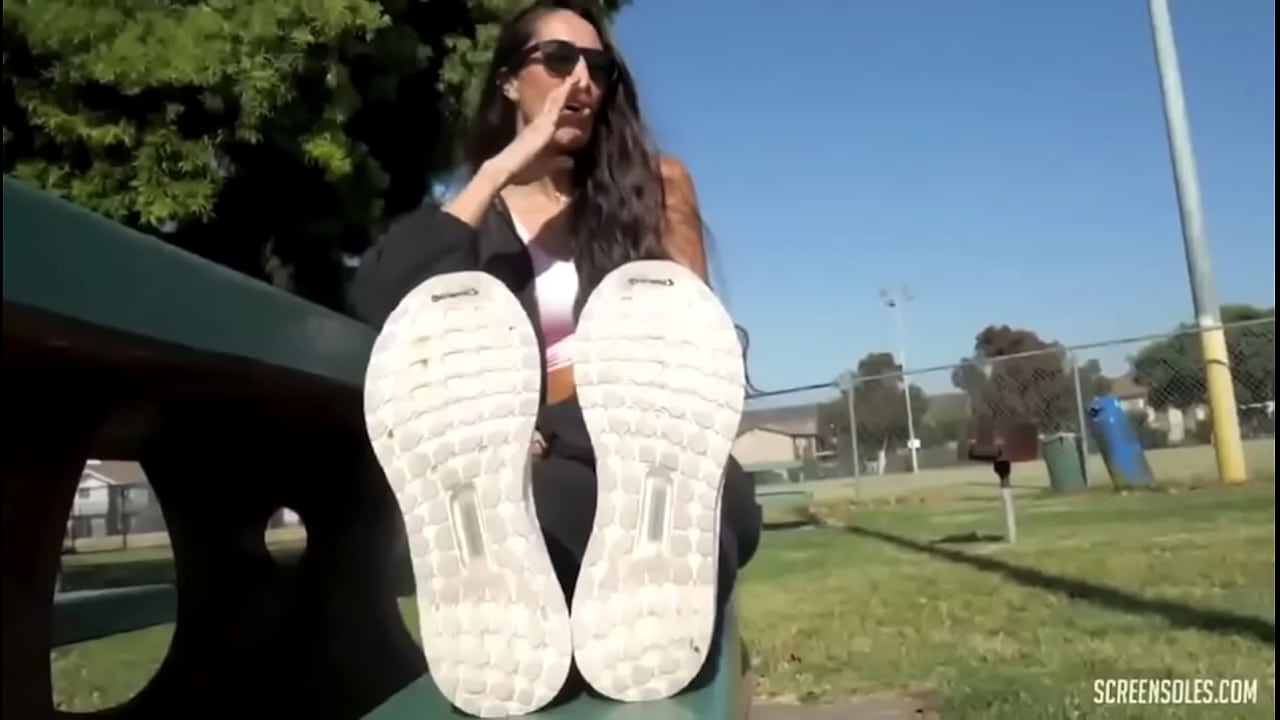 La belleza mexicana de Screensoles: Jessica muestra sus suelas sudorosas y carnosas talla 11 bajo el sol
                   latina jessica mexican big feet big soles meaty soles sweaty soles latina soles high arch screensoles mexican soles muchos negros
