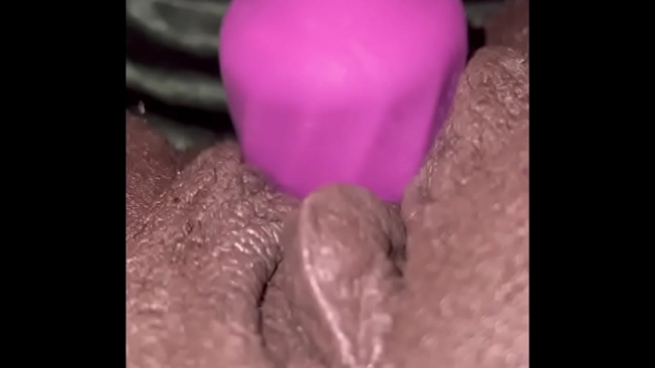 MilaJ prueba un nuevo vibrador de varita
                   pussy black chubby closeup vibrator toy toys ebony masturbation POV masturbate vagina bbw clit clitoris big tits big boobs wand muchos negros