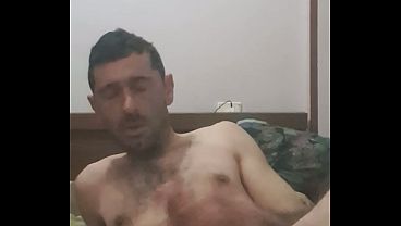 Download Video - A pap&aacute; le encanta pajearse y soltar toda la leche antes de que le exploten los huevos