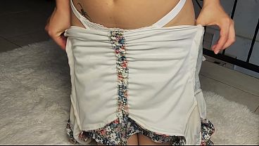 Sexy jovencita colegiala se masturba para su profesor que prometió nota alta en matemáticas, chica coqueta en vestido de flores