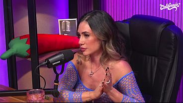 巨乳のブロンドと赤毛のドミナトリックスは、放蕩の女王であり、スタジオで尻を見せることもある。