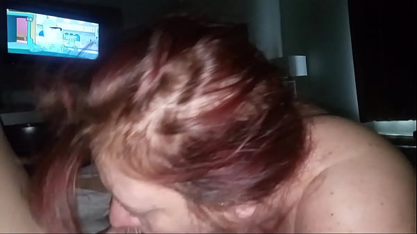 Vörös hajú nagyi szopja a fiatal nagy faszt