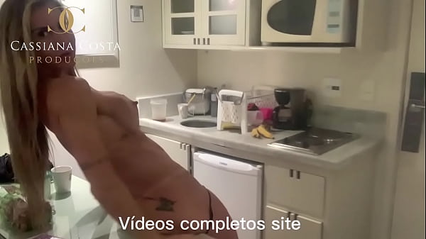 Download Video - Aquele sexo sem camisinha com a loira de quatro