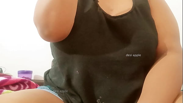 Srilankan Lady Showing Natural Boobs