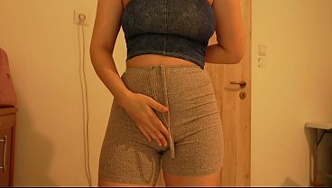 生理用ナプキンをつけたまま、レギンス姿で大きくてセクシーなお尻を見せびらかしながら自慰行為をしている。
