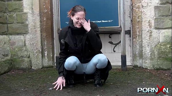 PORN XN Sexy babe Pissing in Public