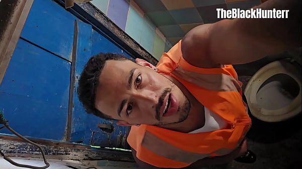Download Video - Funcion&aacute;rio registra sua pega&ccedil;&atilde;o no banheiro com outro operario