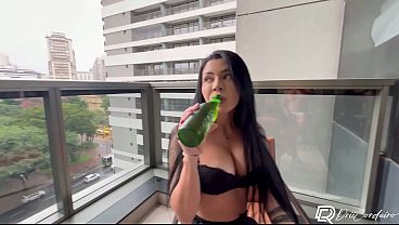 Download Video - Morena gostosa faz boquete na sacada com estranho que conheceu no Hotel