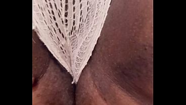 Crente safada esfregando a buceta grande solo