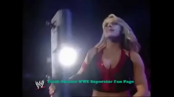 Trish Stratus vs Mickie James. Raw.