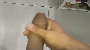 Punheta gostosa no banheiro