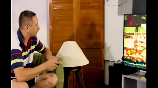 Esposa faz marido sair do v&iacute;deo game do seu jeitinho