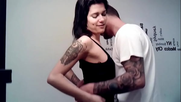 Download Video - La flaquita de abajo me invita un buen polvo