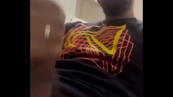 Download Video - Batendo punheta amaciando essa pica grossa do tronco at&eacute; a cabe&ccedil;a at&eacute; gozar no banheiro do bar