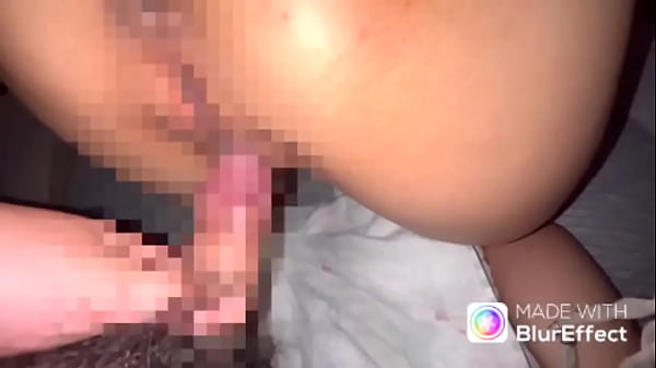 Spriccelő amatőr lány, aki csak dörzsöli és ömlik belőle a nedv