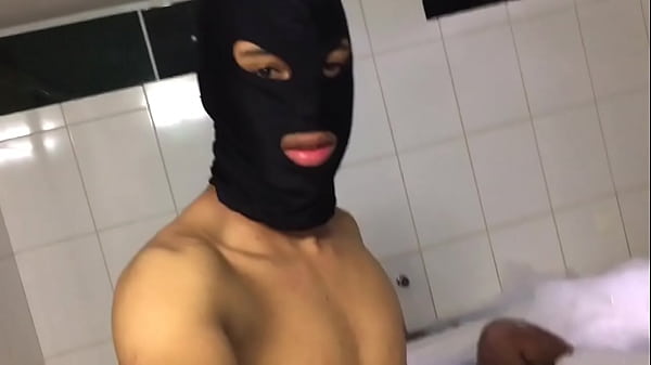 I couldn't resist and had sex with the brunette in the bathtub Part 1